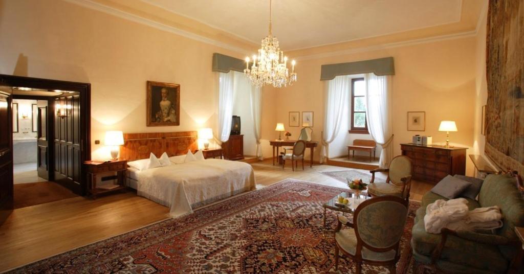 Schlosshotel Obermayerhofen Sebersdorf Room photo